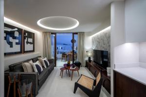 salon z kanapą i stołem w obiekcie PRB Aparment Puerto del Carmen w Puerto del Carmen