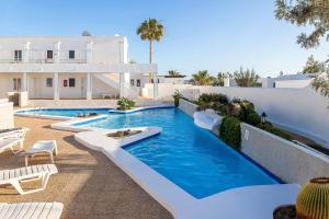 Basen w obiekcie PRB Aparment Puerto del Carmen lub w pobliżu