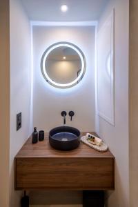 W łazience znajduje się umywalka z dużym lustrem. w obiekcie PRB Aparment Puerto del Carmen w Puerto del Carmen