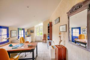 a kitchen and dining room with a table and a dining room at Maison avec terasse et jardin - 1km plage de Kérity in Kérity