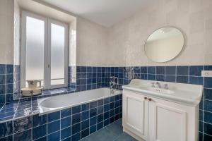 a bathroom with a tub and a sink and a mirror at Belle maison - 300m des marais - 950m de la plage in Batz-sur-Mer +28 photos