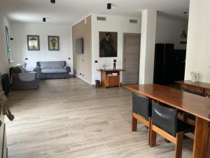 een woonkamer met een tafel en een bank bij MAISON VALPOLICELLA in Fumane