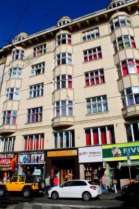 um carro branco estacionado em frente a um edifício em Hostel Downtown em Praga