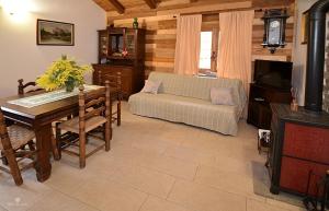 ein Wohnzimmer mit einem Sofa und einem Tisch in der Unterkunft B&B LE MIMOSE in Bricherasio