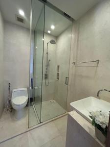 e bagno con doccia, servizi igienici e lavandino. di 2 Bedroom Beachfront Apartment With Sea Views a Mai Khao Beach