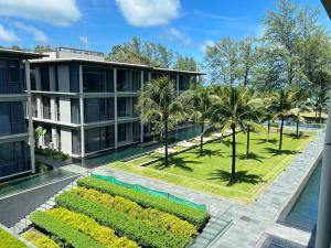 vista aerea di un edificio con piscina e palme di 2 Bedroom Beachfront Apartment With Sea Views a Mai Khao Beach