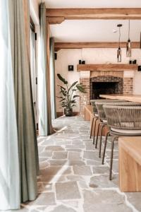 um quarto com cadeiras e um piso de pedra com lareira em Vakantiewoning Domein Hooverbosch em Zonnebeke