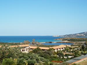uma vista para o resort e para o oceano em Quadrilocale Tanca Manna em Cannigione