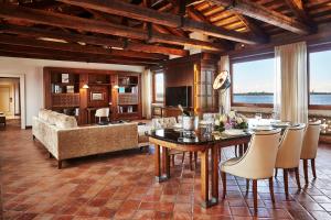 sala de estar con mesa y sofá en San Clemente Palace Kempinski Venice, en Venecia