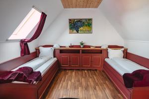 two beds in a small room with a window at Cabana Dintre Vii in Apoldu de Sus