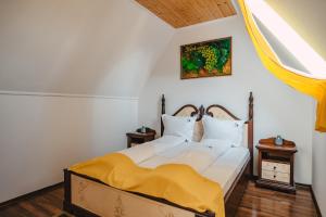 um quarto com uma cama com um cobertor amarelo em Cabana Dintre Vii em Apoldu de Sus