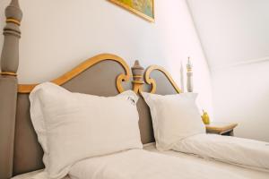 a bedroom with a bed with white pillows at Cabana Dintre Vii in Apoldu de Sus