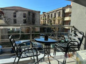 d'une terrasse avec une table et des chaises sur un balcon. dans l'établissement City Center Loft, à Kavala