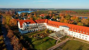 an aerial view of a large building with a garden at Parkresidenz Lychen, Ferienwohnung 9 in Lychen