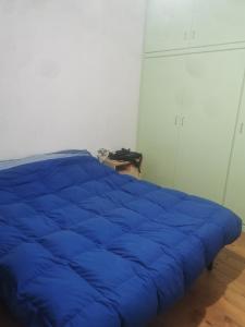 Una manta azul está sentada en una cama en una habitación en località Zarvenu (Murtas Artas) en Siniscola
