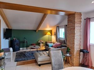 een woonkamer met een bank en een tafel bij Hauts de St pierre in Fayence