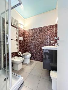 uma casa de banho com um WC, um lavatório e um chuveiro em Mauremile em Pella