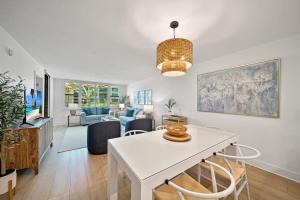 Una sala de estar con una mesa y sillas blancas. en Loggerhead Cay #401, en Sanibel