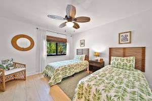 Un dormitorio con dos camas y un ventilador de techo. en Loggerhead Cay #401, en Sanibel 56 fotos más