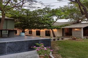 einen Hinterhof eines Hauses mit einer Holzterrasse in der Unterkunft Banjara Hills Jungle Lodge in Udaipur