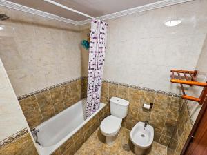 חדר רחצה ב-3 large room modern flat with private parking