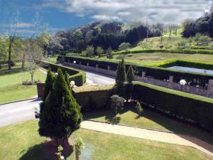 una vista aérea de un jardín con árboles y arbustos en Hotel Comillas, en Comillas