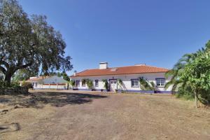 un gran edificio blanco con techo rojo en Tarola Place, a unique country house!, en São Cristóvão