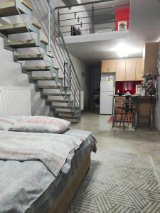 um quarto com uma escada e uma cama num quarto em Olivia's Loft House One em Ioannina