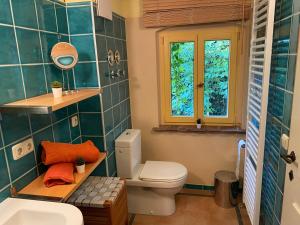 uma casa de banho com um WC, um lavatório e uma janela em Urlaubshof Altkö em Radebeul