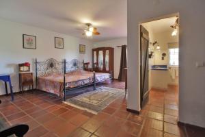 un dormitorio con una cama en una habitación en Tarola Place, a unique country house!, en São Cristóvão 36 fotos más