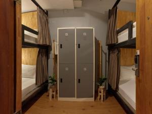 曼谷的住宿－木材旅舍，客房设有两张双层床和两张双层床。