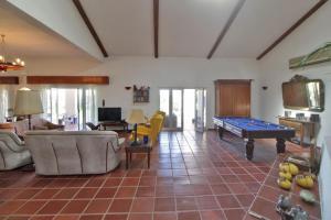 sala de estar con mesa de billar en el centro en Tarola Place, a unique country house!, en São Cristóvão