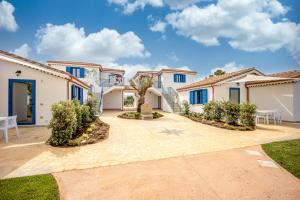 an image of a house at Acquamarina, appartamenti sul mare con piscina in Cardedu