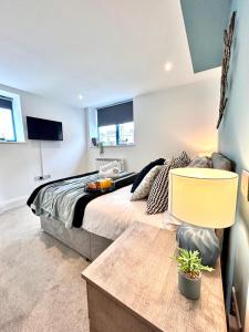 トーキーにあるSea views - Harbour view, Torquay Central locationのベッド、テーブル、黄色い椅子のある寝室