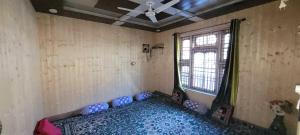 um quarto com um piso azul e uma janela em POP Home Zohan Homestay em Jamu