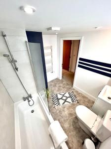 a bathroom with a shower and a toilet at Harbour view, Central location in Torquay