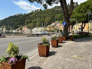 a street with a row of flower pots on the sidewalk at Casa Piccolo Charme e Design nel cuore di Maderno in Toscolano Maderno