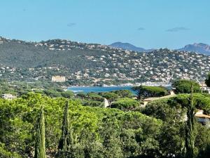 a view of a city with trees and a lake at Le Mas Miliane vous accueille in Sainte-Maxime