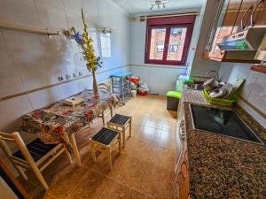 uma cozinha com uma mesa e uma bancada em 3 large room modern flat with private parking em Oviedo