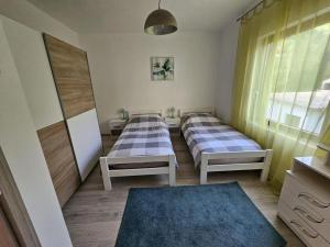 Postel nebo postele na pokoji v ubytování Dj apartment Kostrena