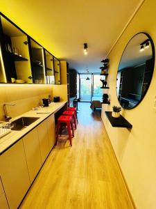 Kuchyň nebo kuchyňský kout v ubytování Moderno departamento vanguardista en el corazón de Las Condes