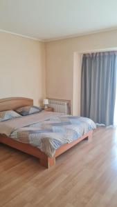 Posteľ alebo postele v izbe v ubytovaní Apartments on Kirova