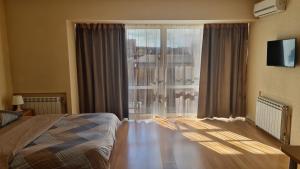 Posteľ alebo postele v izbe v ubytovaní Apartments on Kirova