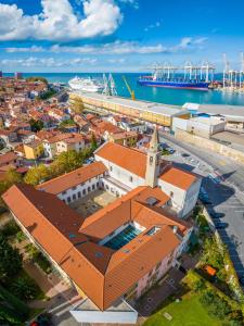 una vista aérea de una ciudad con puerto en Hostel Sveta Ana en Koper