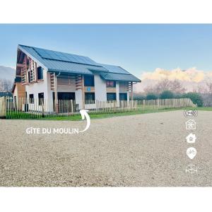a picture of a house with a driveway at Gîte du Moulin- CLG Savoie - Vélo tourisme - 3CH - 2SDB 