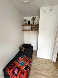 Habitación con cama con alfombra en el suelo en Moderne lejlighed i hjertet af Odense C, en Odense