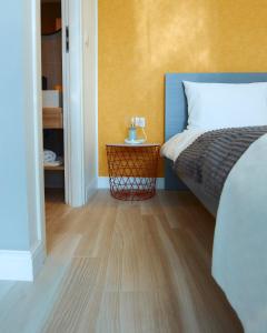 a bedroom with a bed and a wooden floor at PRIMA APARTMENTS in Satu Mare