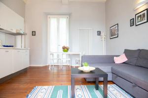 a living room with a couch and a table at Mauremile in Pella