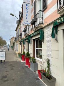 a street with plants inront of a building at Hôtel de Verdun in Nevers