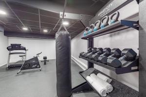- une salle de sport avec un sac de poing dans la chambre dans l'établissement Appart'City Collection Paris Roissy CDG Airport, à Roissy-en-France